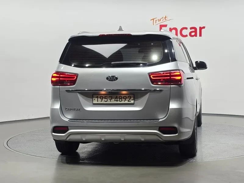Kia Carnival 2.2D 9-Seater Luxury, снимка 4 - Автомобили и джипове - 56699768