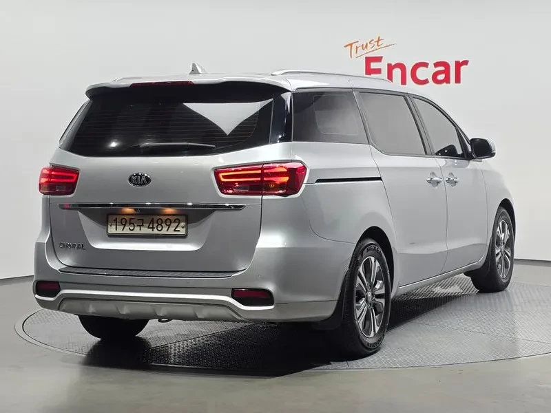 Kia Carnival 2.2D 9-Seater Luxury, снимка 2 - Автомобили и джипове - 56699768