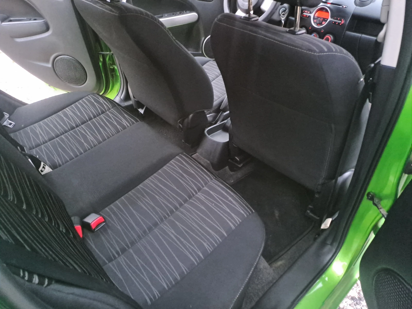 Mazda 2 1.3i ESKLUZIVE SPEZIALL, снимка 7 - Автомобили и джипове - 53804359