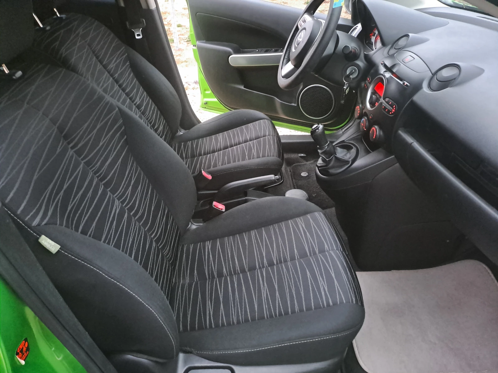 Mazda 2 1.3i ESKLUZIVE SPEZIALL, снимка 6 - Автомобили и джипове - 53804359