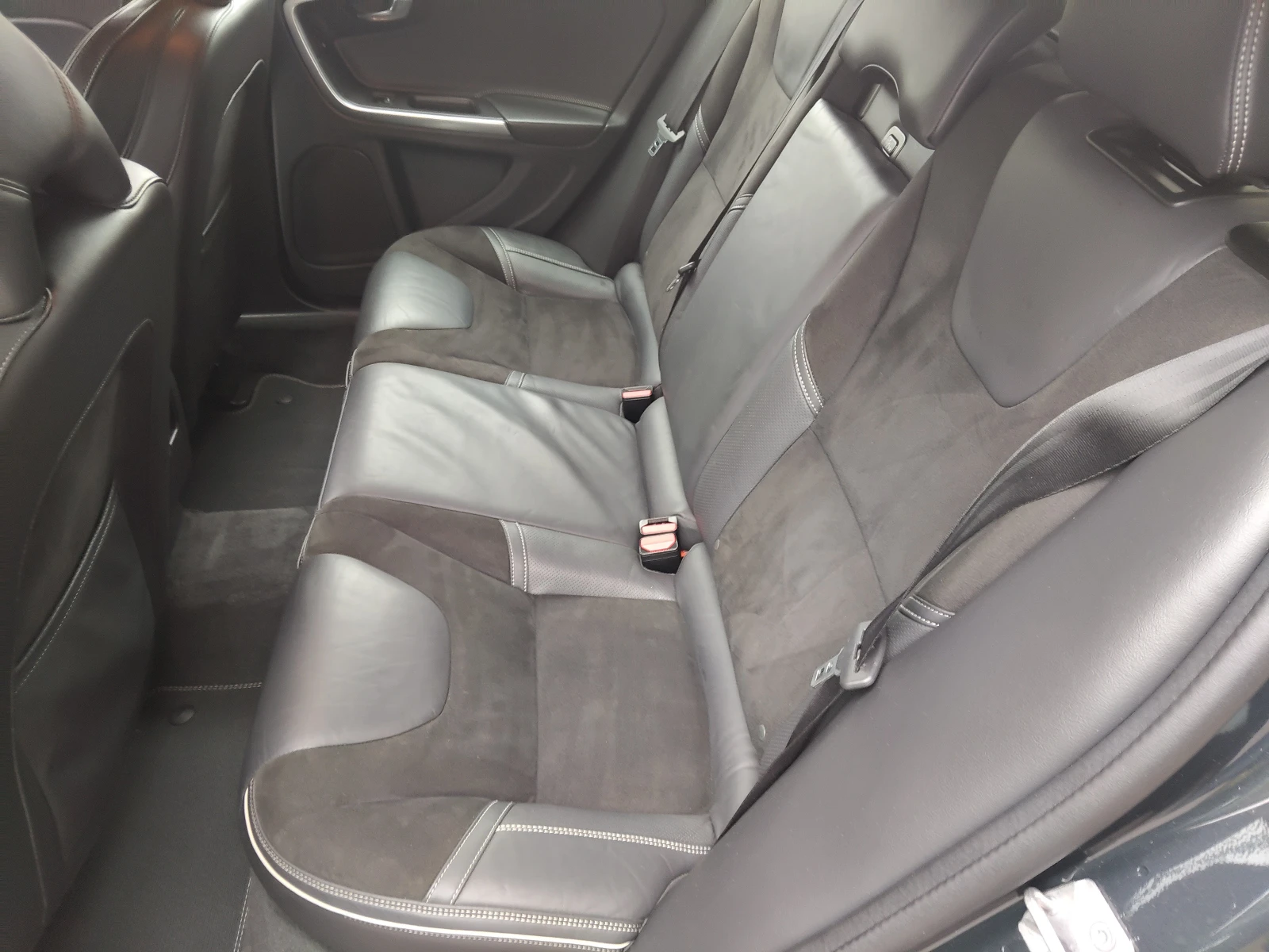 Volvo V60 2.0d R-Design UNIKAT!!!, снимка 10 - Автомобили и джипове - 56519752