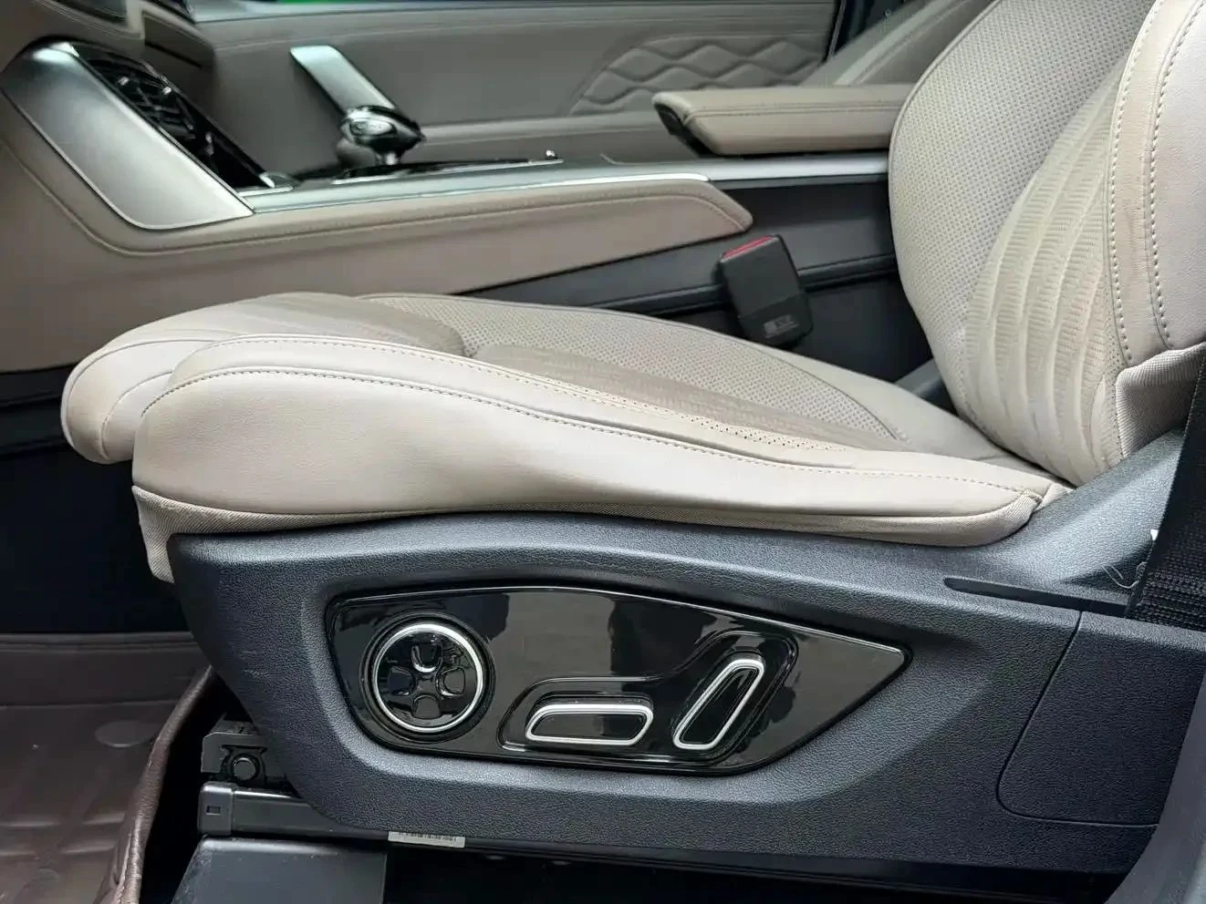 BYD Tang, снимка 12 - Автомобили и джипове - 56729051