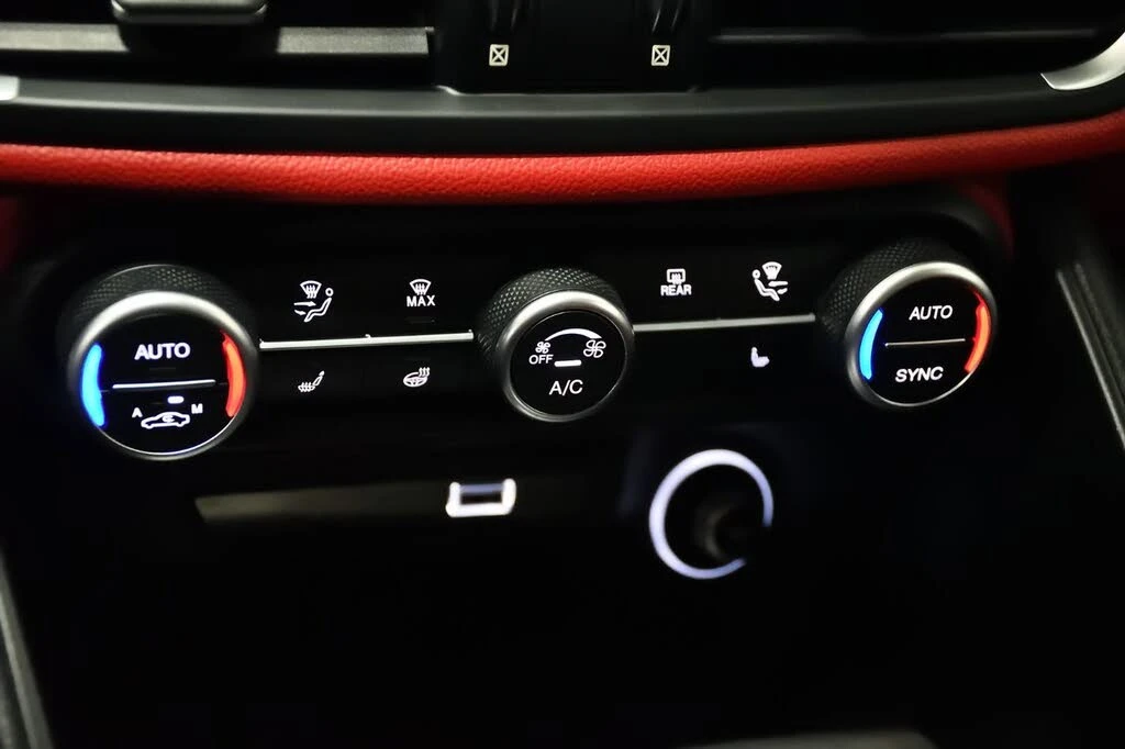 Alfa Romeo Giulia Ti Sport * АвтоКредит * (ЦЕНА ДО БГ), снимка 12 - Автомобили и джипове - 53866551