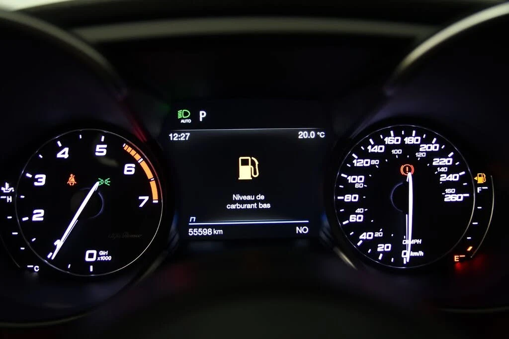 Alfa Romeo Giulia Ti Sport * АвтоКредит * (ЦЕНА ДО БГ), снимка 10 - Автомобили и джипове - 53866551