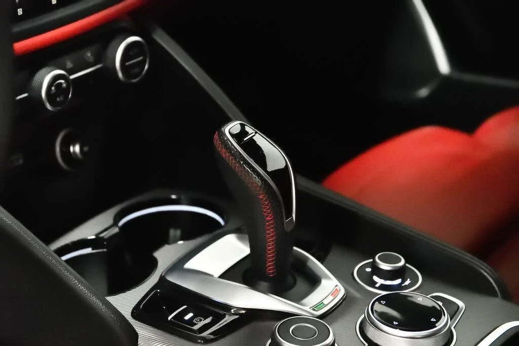 Alfa Romeo Giulia Ti Sport * АвтоКредит * (ЦЕНА ДО БГ), снимка 13 - Автомобили и джипове - 53866551