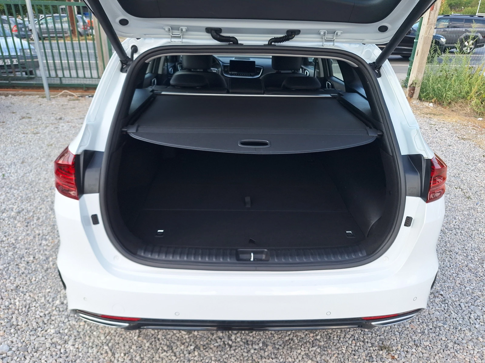 Kia Ceed 1.6 Plug-in Hybrid Koja Navi Kamera Full!, снимка 9 - Автомобили и джипове - 56023403