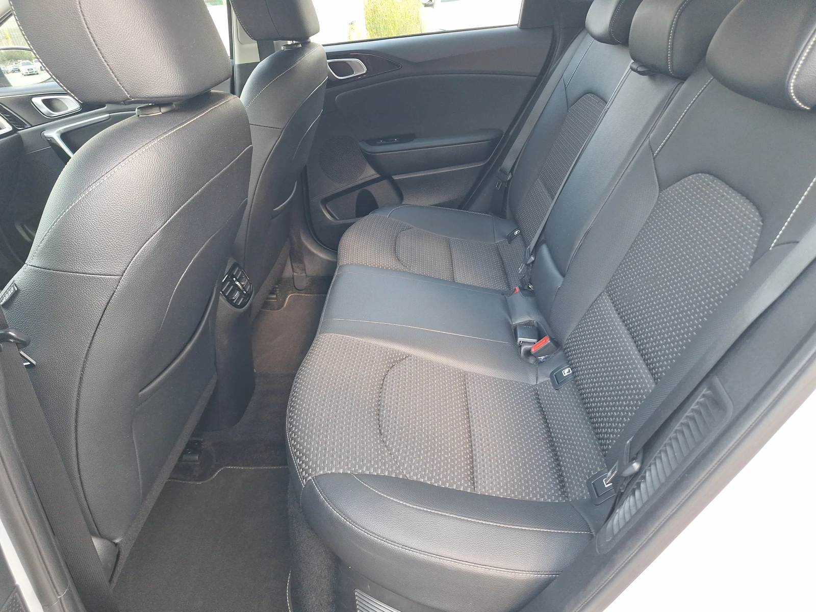 Kia Ceed 1.6 Plug-in Hybrid Koja Navi Kamera Full!, снимка 13 - Автомобили и джипове - 56023403