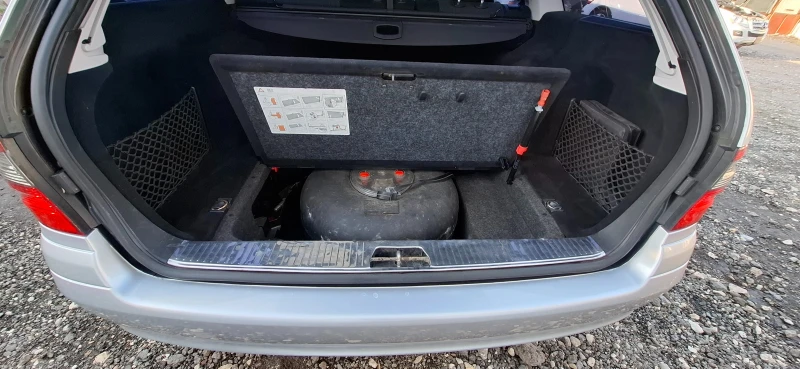 Mercedes-Benz E 200 Компресор + Газ, снимка 9 - Автомобили и джипове - 51646201