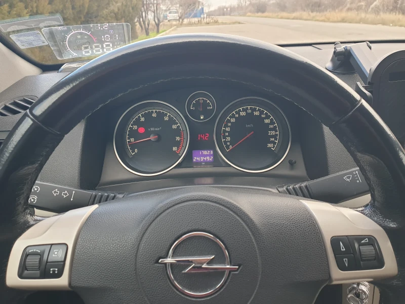 Opel Astra, снимка 14 - Автомобили и джипове - 52913396