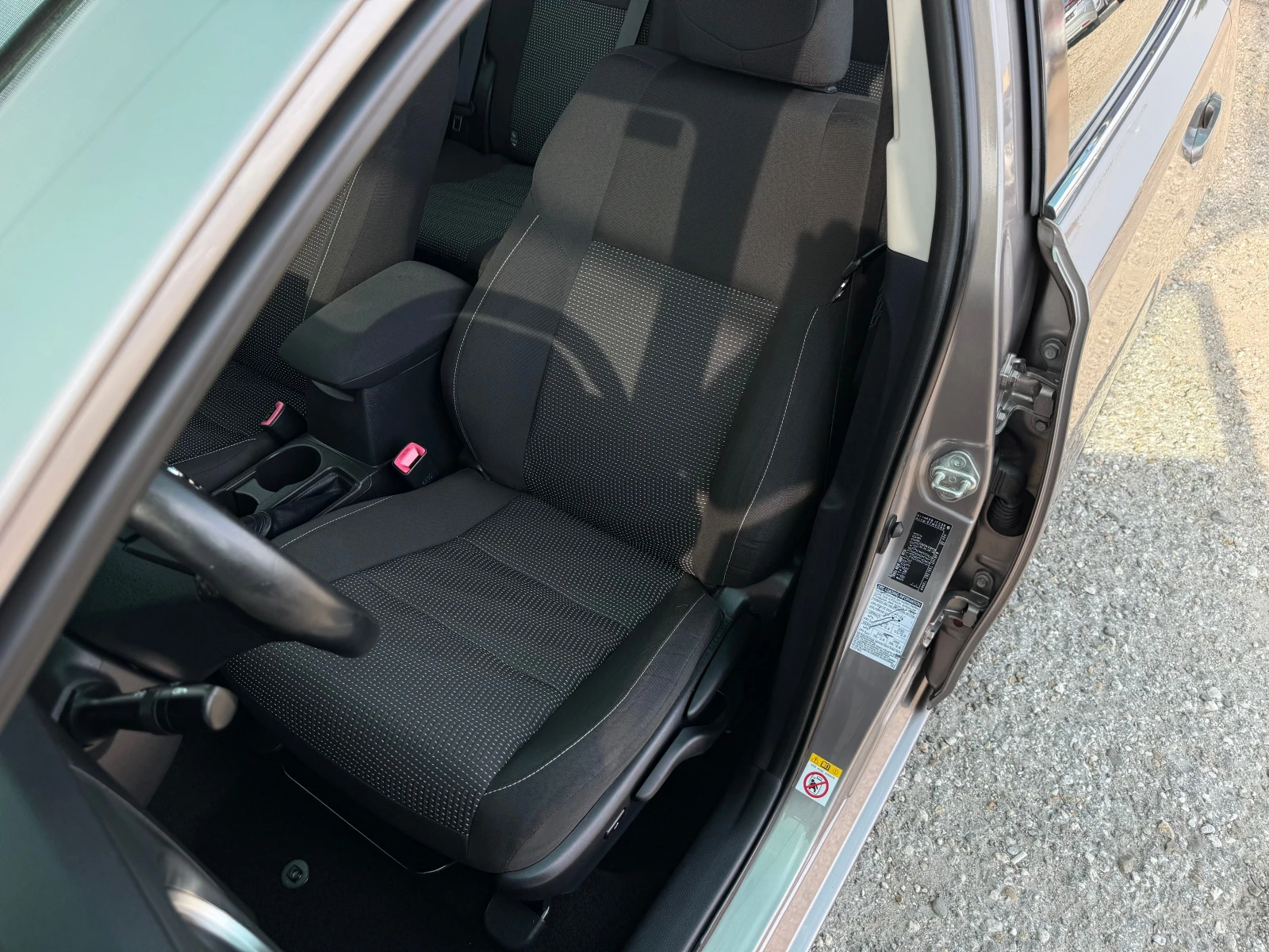 Toyota Auris 1.6 i, снимка 4 - Автомобили и джипове - 56449310