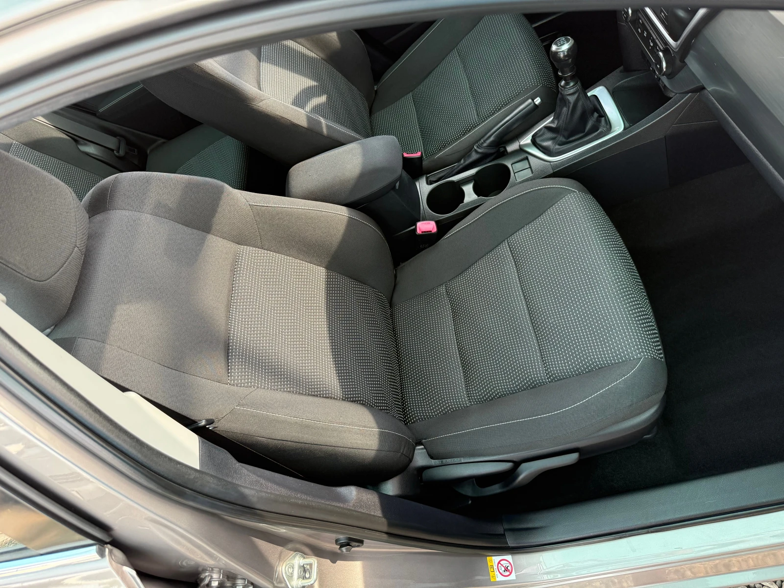 Toyota Auris 1.6 i, снимка 12 - Автомобили и джипове - 56449310