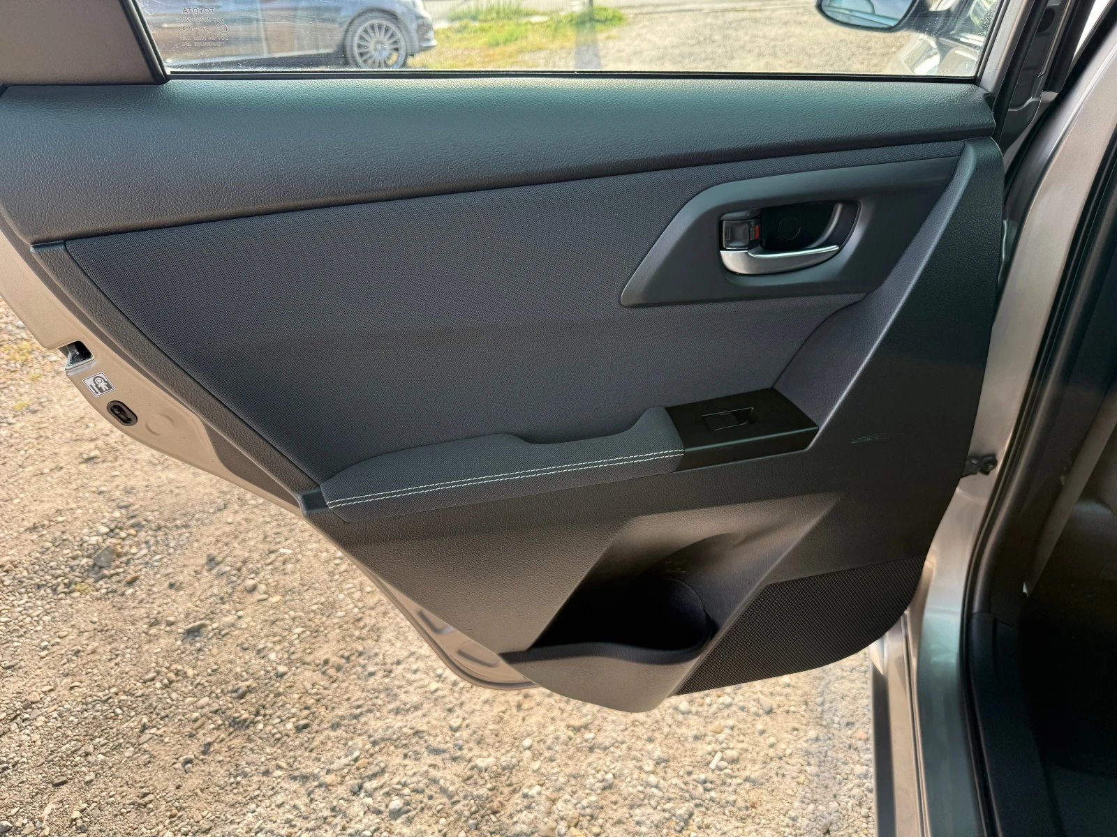 Toyota Auris 1.6 i, снимка 5 - Автомобили и джипове - 56449310