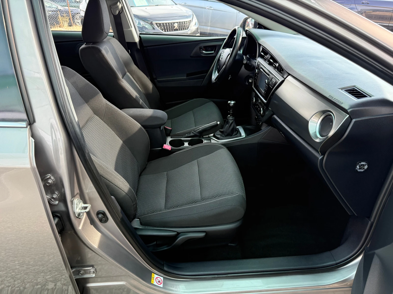 Toyota Auris 1.6 i, снимка 11 - Автомобили и джипове - 56449310
