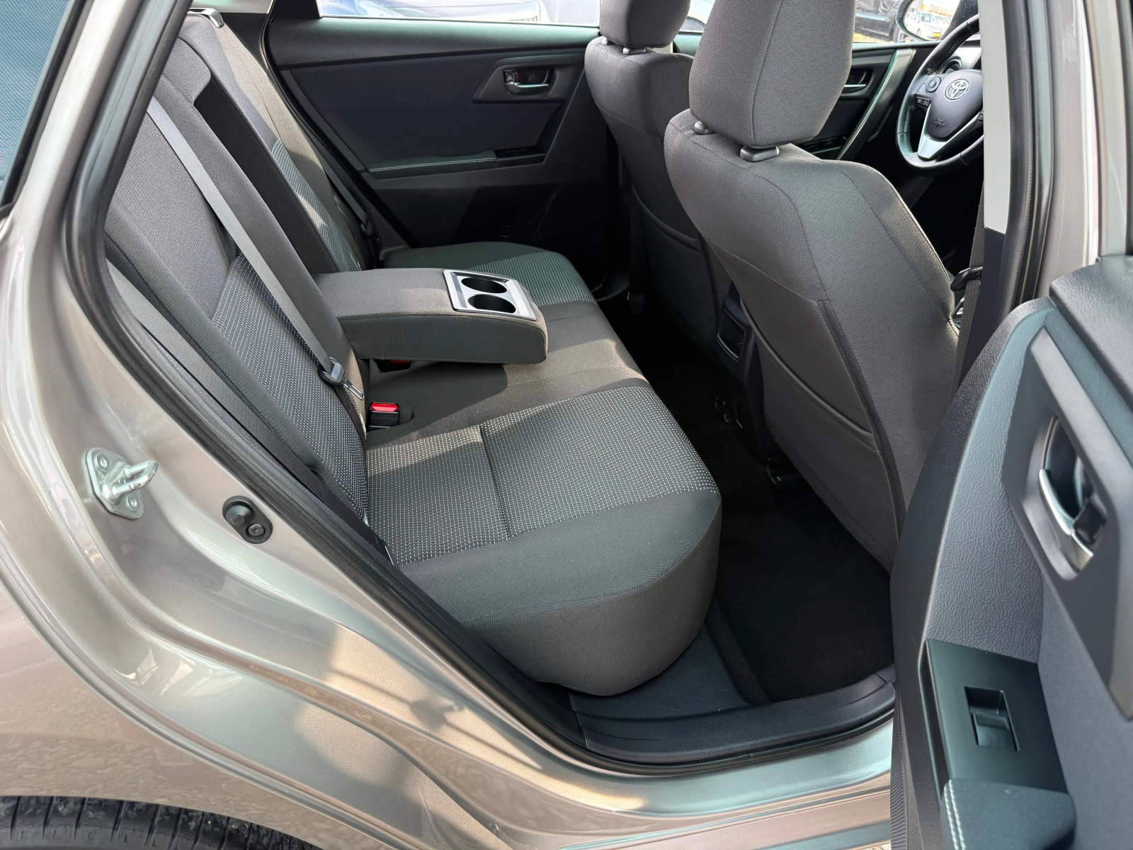 Toyota Auris 1.6 i, снимка 9 - Автомобили и джипове - 56449310