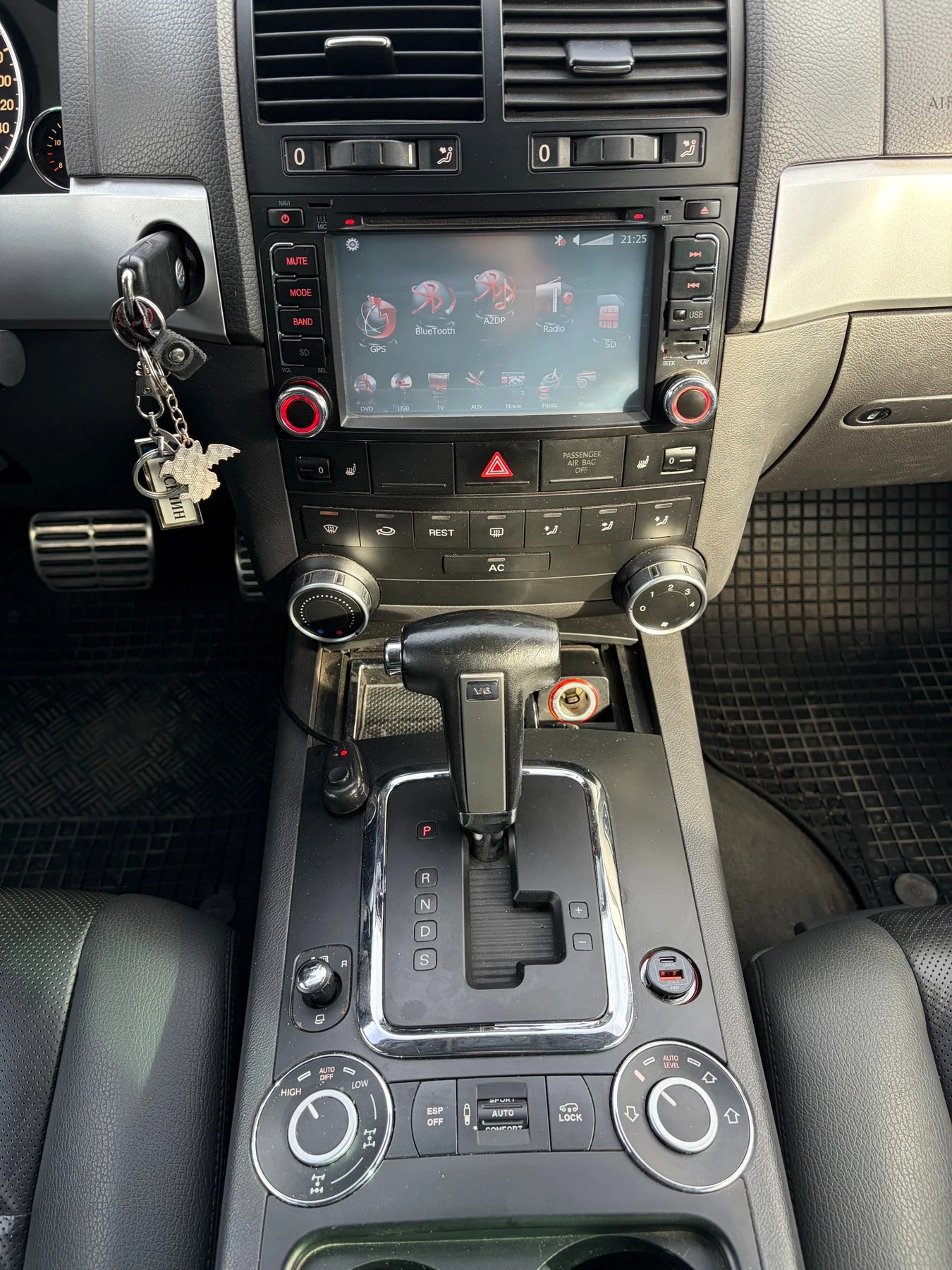 VW Touareg, снимка 12 - Автомобили и джипове - 53926523