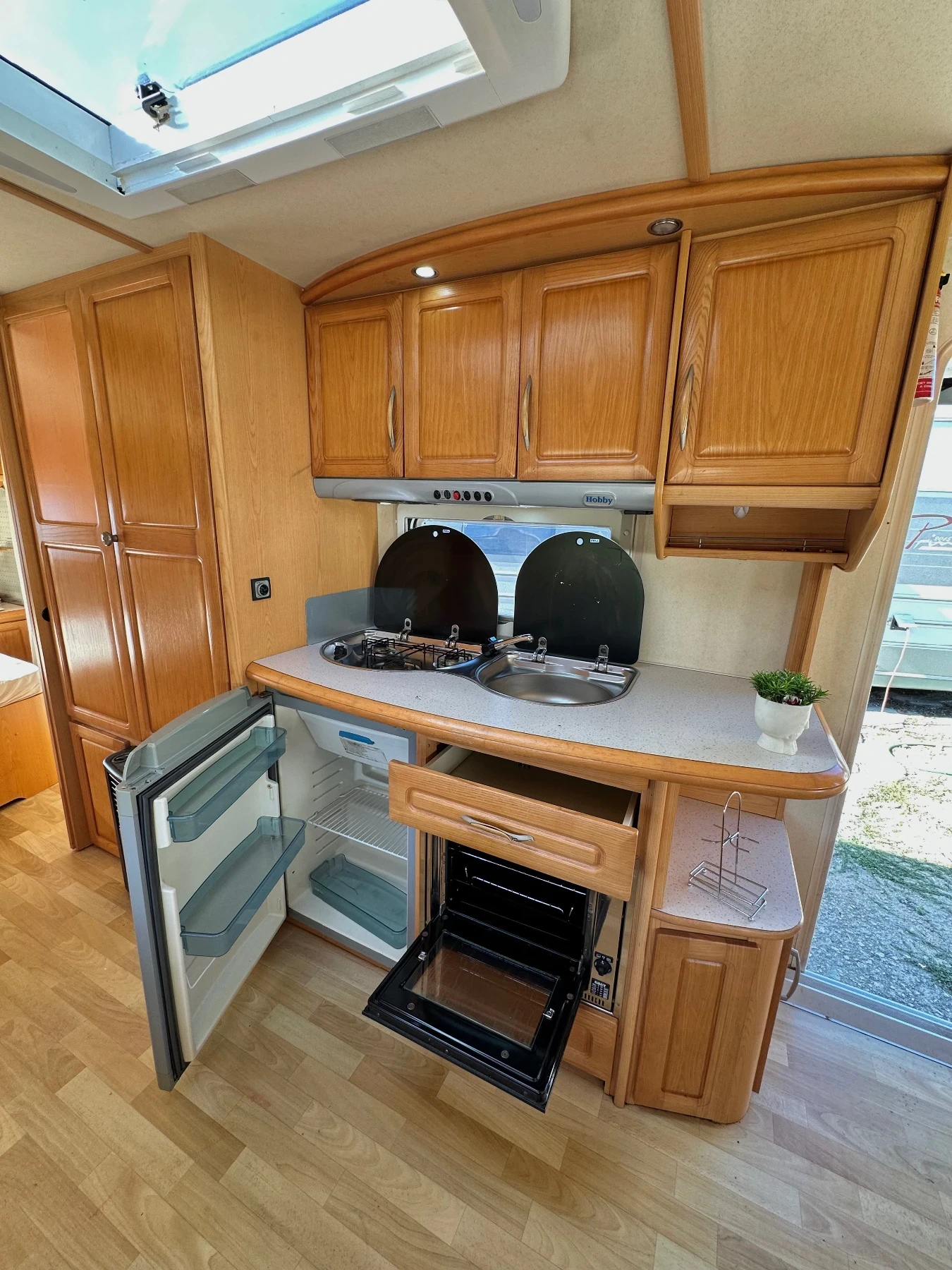 Каравана Hobby Prestige 650| КЛИМАТИК!| НОВ ВНОС | Баня и WC| , снимка 13 - Каравани и кемпери - 55953685