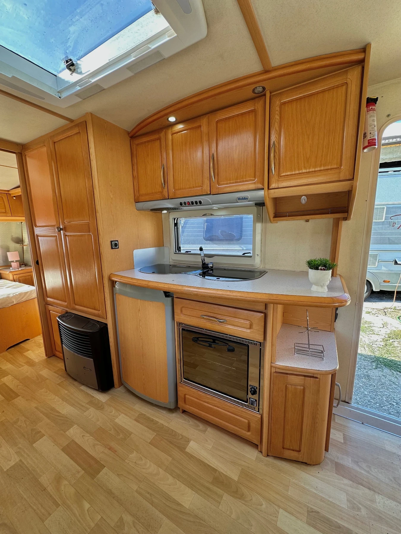 Каравана Hobby Prestige 650| КЛИМАТИК!| НОВ ВНОС | Баня и WC| , снимка 12 - Каравани и кемпери - 55953685