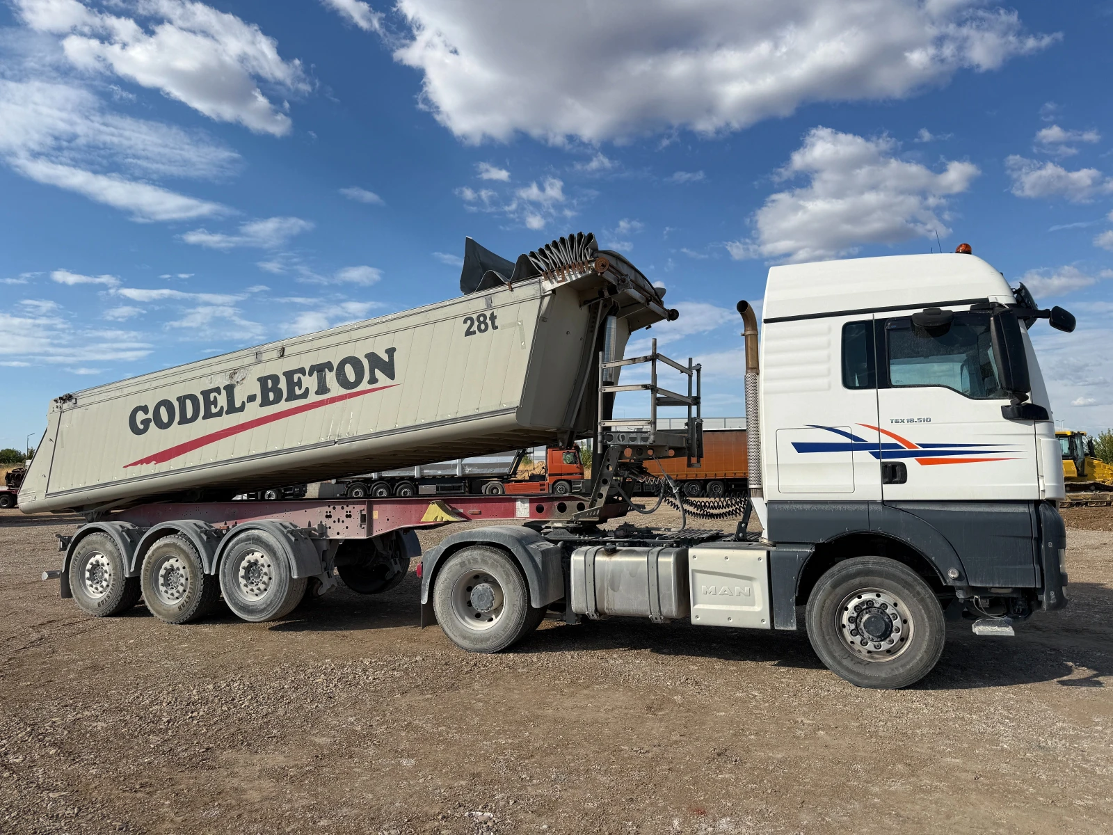 Полуремарке Schmitz КОМПОЗИЦИЯ MAN TGX 18.510 4X4