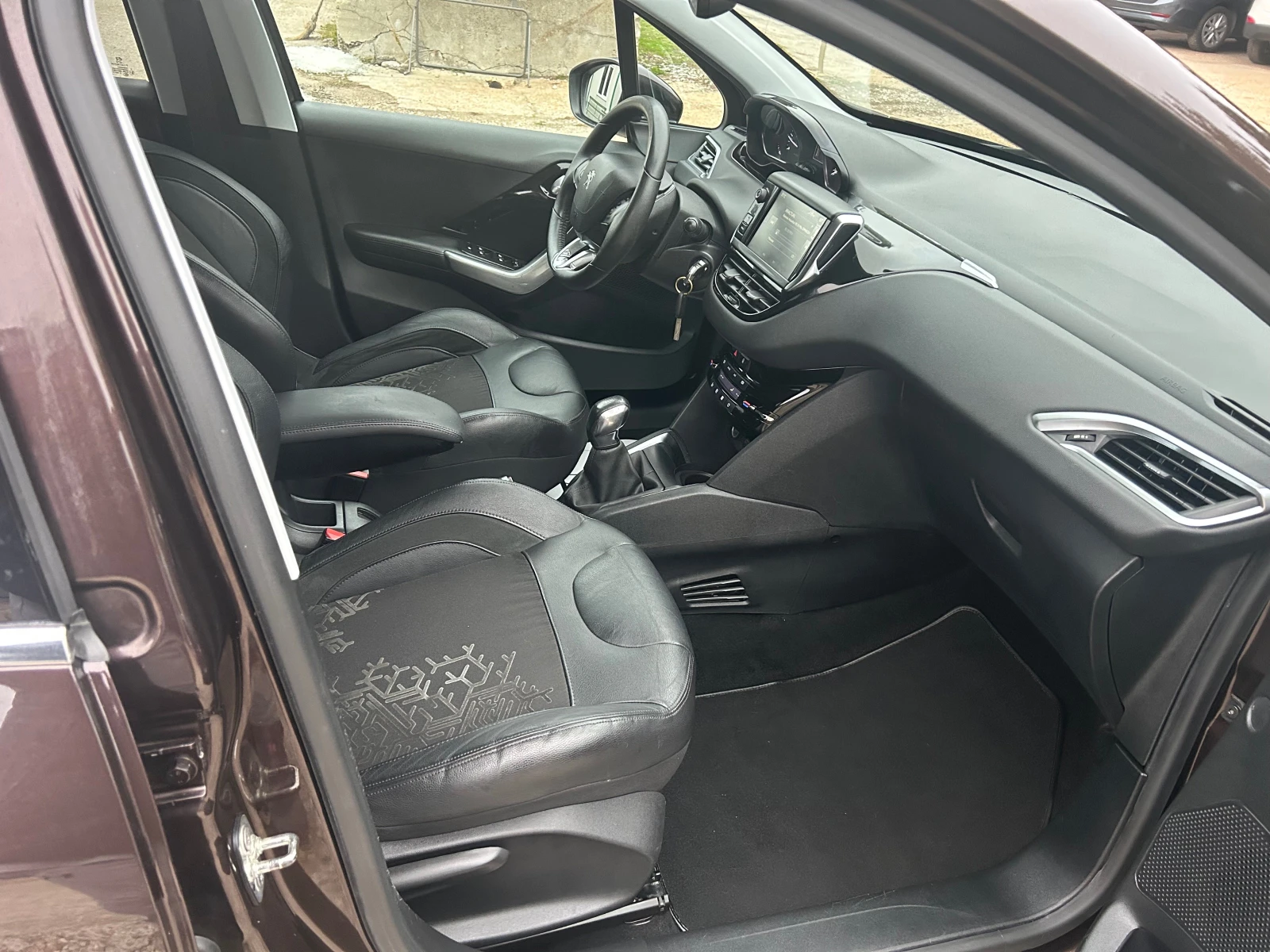 Peugeot 208 1.6-92k.c-E-HDI-ALLURE-ЛЕД-НАВИ-КОЖА-ПАНОРАМА-ТОП! - изображение 6