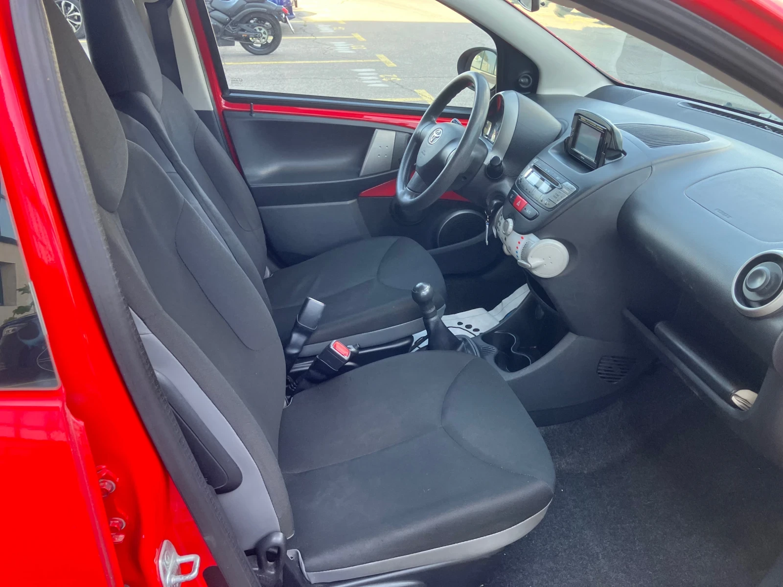 Toyota Aygo 1.0i-Navi, снимка 11 - Автомобили и джипове - 55646217