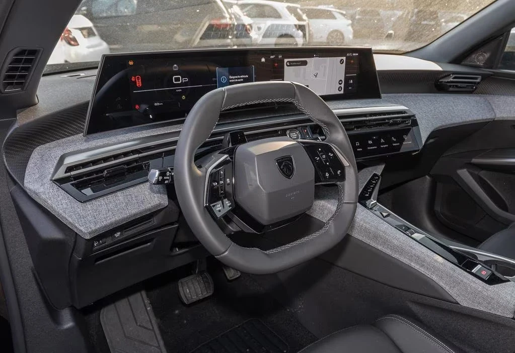 Peugeot 5008 ALLURE/136HP/NAVI/360/CPLAY/KLESS/LED/636q, снимка 4 - Автомобили и джипове - 55790358