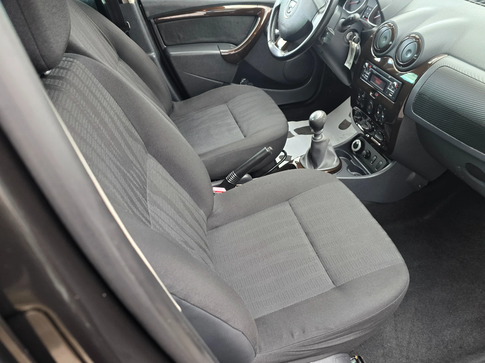 Dacia Duster 1.5DCi-4x4-Xenon, снимка 12 - Автомобили и джипове - 53728801