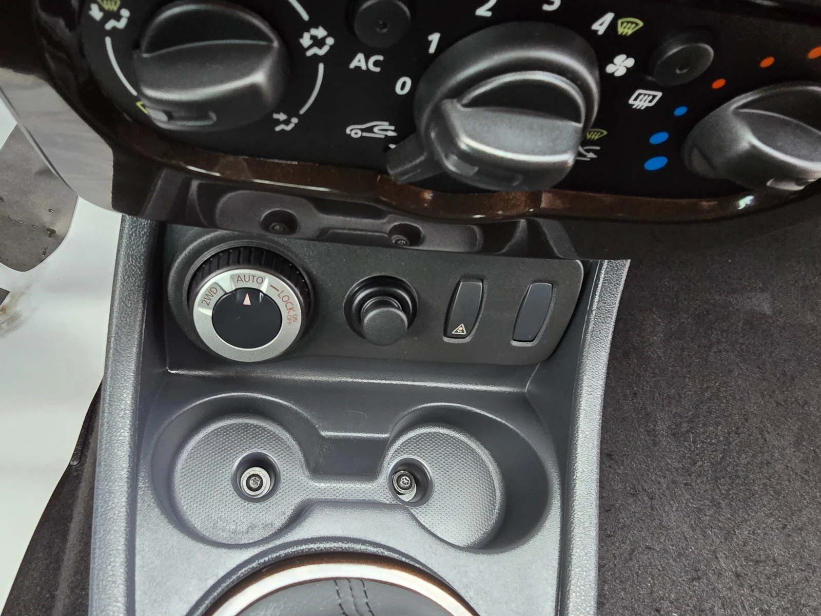 Dacia Duster 1.5DCi-4x4-Xenon, снимка 11 - Автомобили и джипове - 53728801