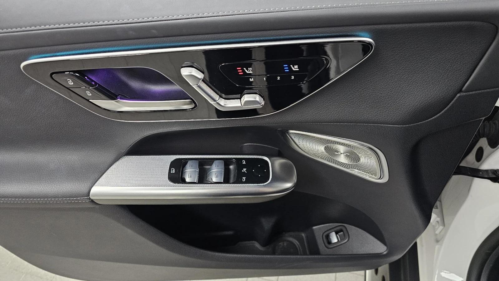 Mercedes-Benz GLC 300 2024* AMG LINE* HUD* 360* DIS* ОБДУХ* КРАЙНА ЦЕНА, снимка 13 - Автомобили и джипове - 55088544