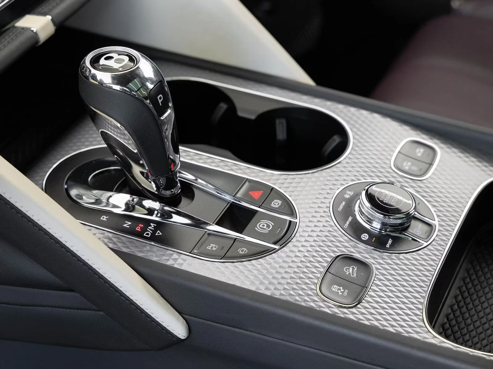 Bentley Bentayga V8 / MULLINER/ EWB/ NAIM/ AIRLINE SEATS/ BLACKLINE, снимка 12 - Автомобили и джипове - 55948443