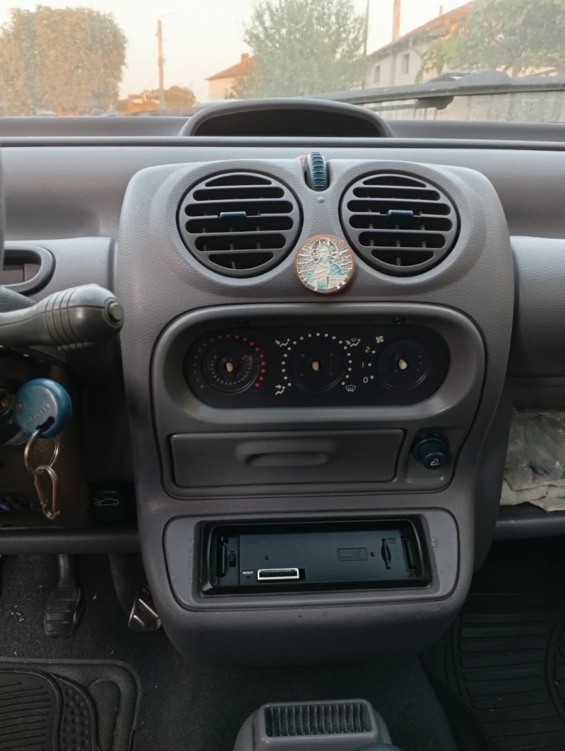 Renault Twingo, снимка 9 - Автомобили и джипове - 51981568