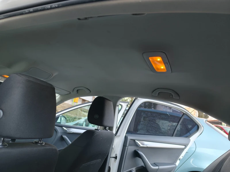 Skoda Octavia 1.6 TDI 90ks, снимка 10 - Автомобили и джипове - 53032678