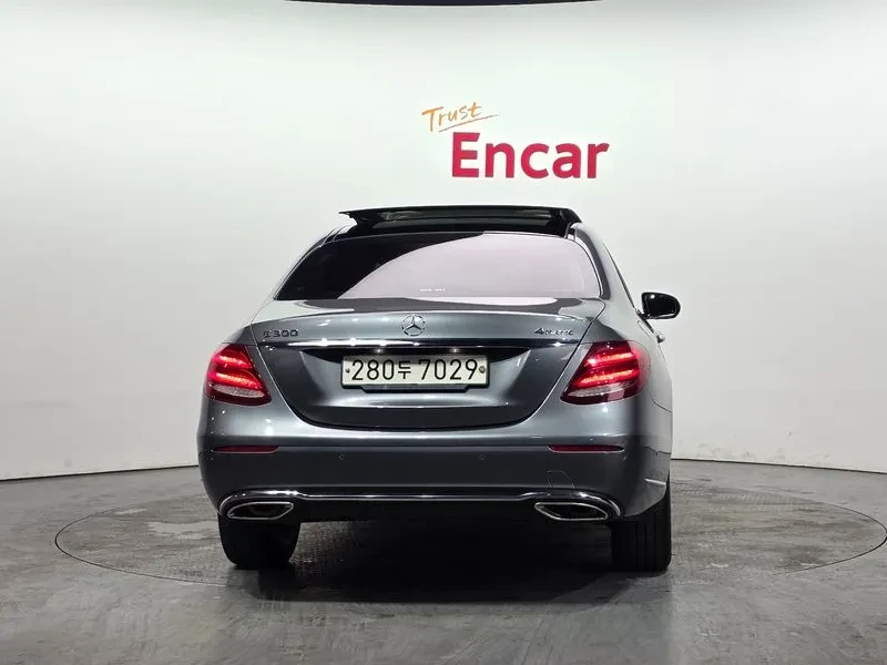 Mercedes-Benz E 300 4Matic Exclusive, снимка 4 - Автомобили и джипове - 56018820