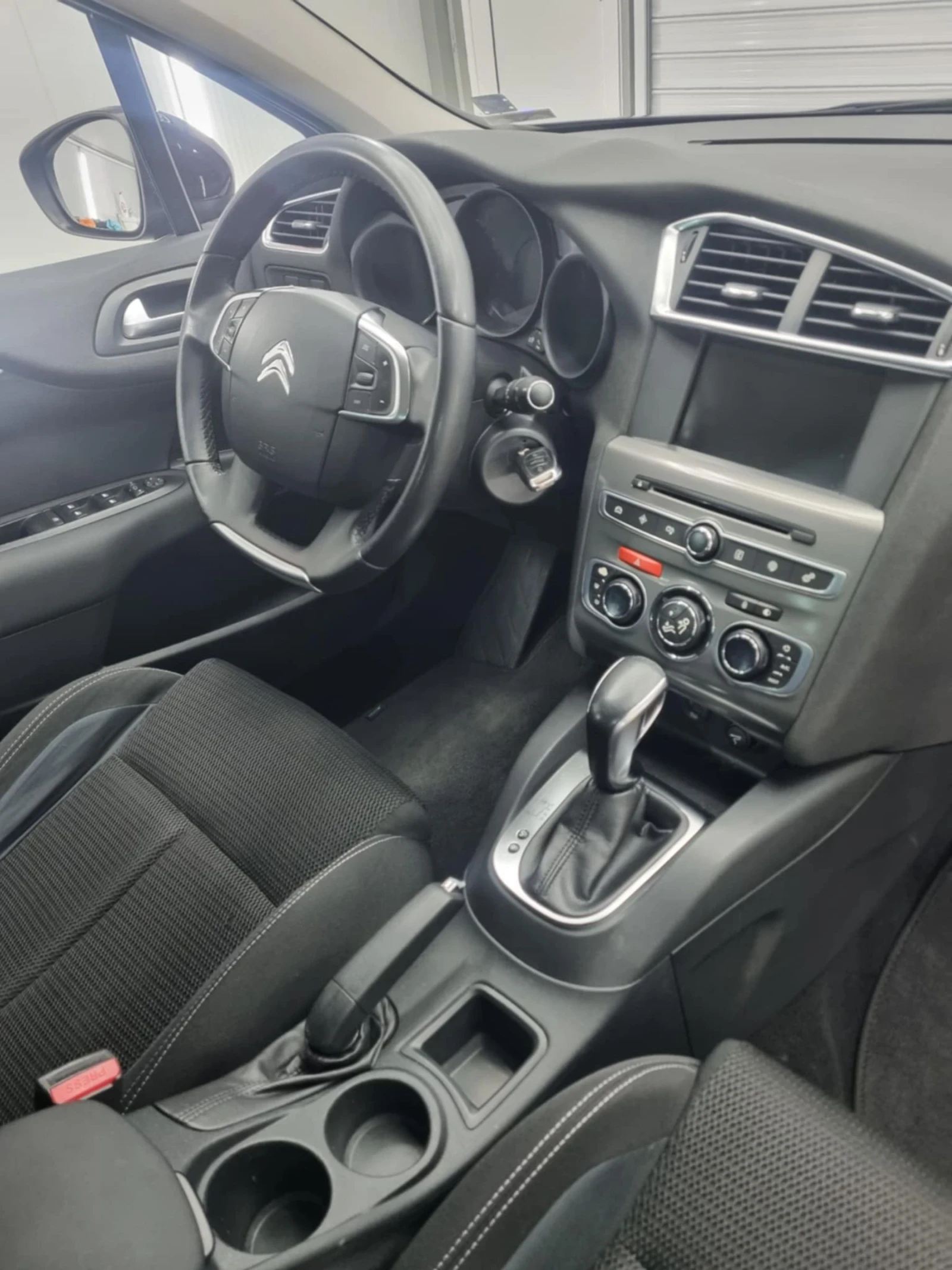 Citroen C4 1.6 HDI Facelift, снимка 11 - Автомобили и джипове - 53771556