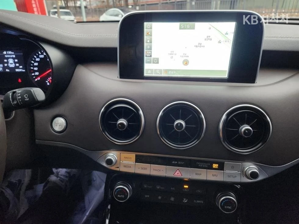 Kia Stinger 2.0, снимка 10 - Автомобили и джипове - 53735927