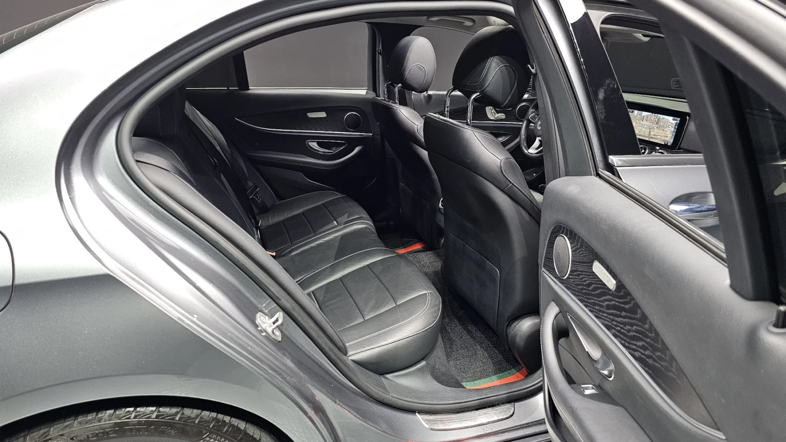 Mercedes-Benz E 200 E-Class, снимка 7 - Автомобили и джипове - 54643985