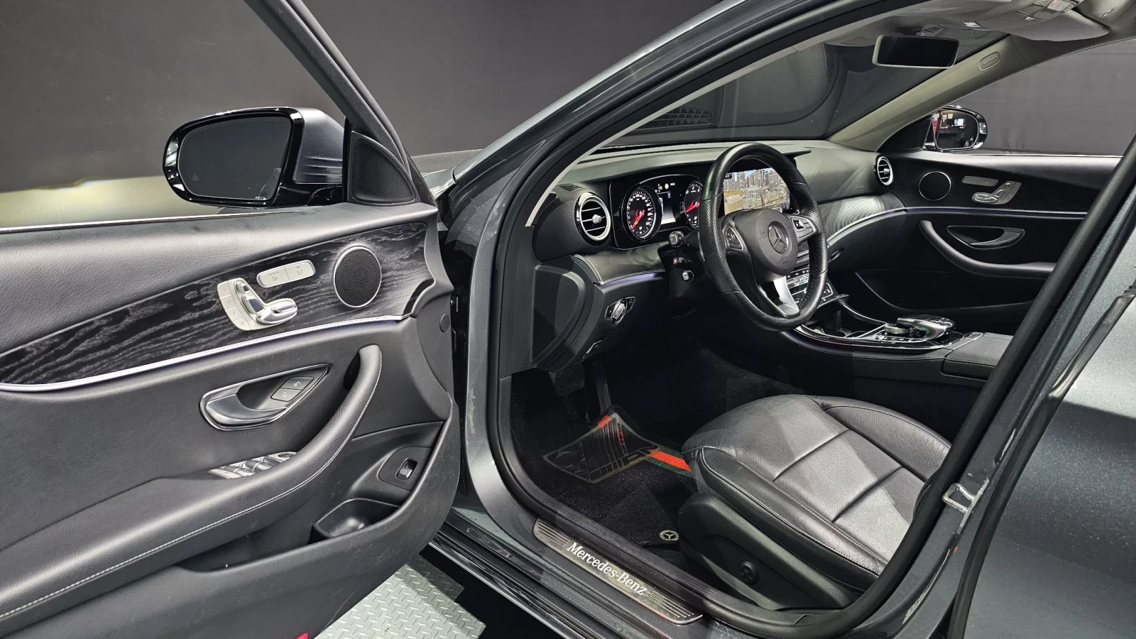 Mercedes-Benz E 200 E-Class, снимка 8 - Автомобили и джипове - 54643985