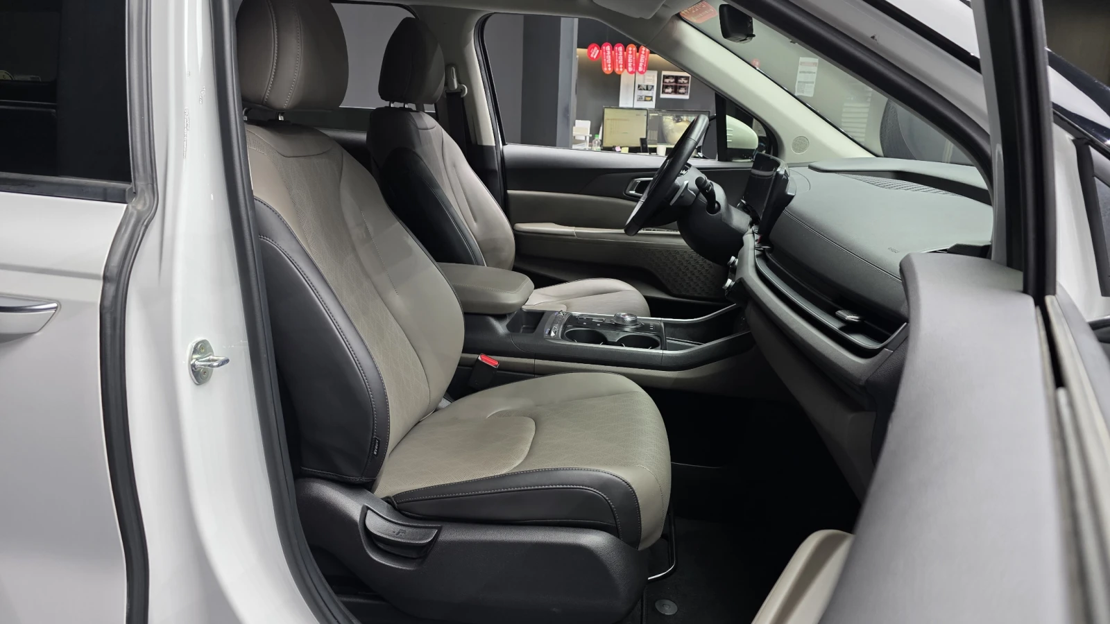 Kia Carnival 2.2* 360* BLIND SPOT* ПОДГРЕВ ВОЛАН* КРАЙНА ЦЕНА, снимка 11 - Автомобили и джипове - 56024835