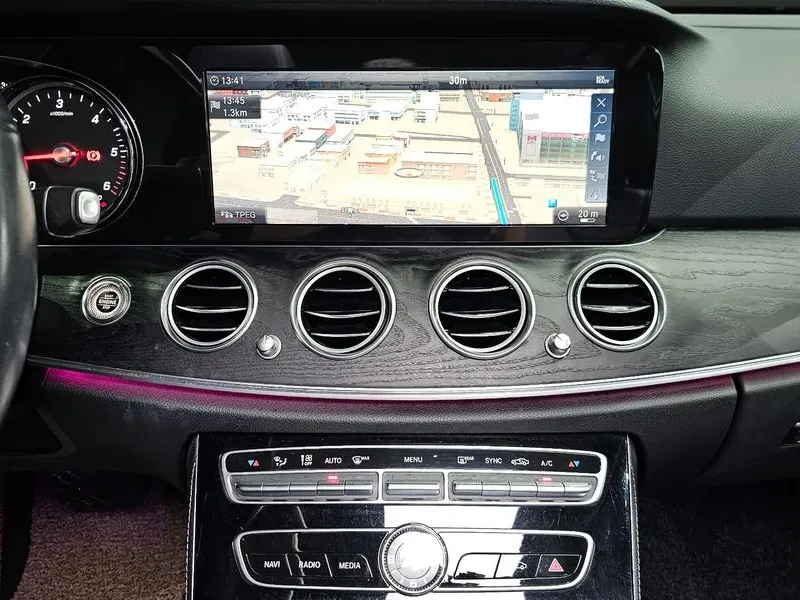 Mercedes-Benz E 220 D Avantgarde, снимка 13 - Автомобили и джипове - 55800666