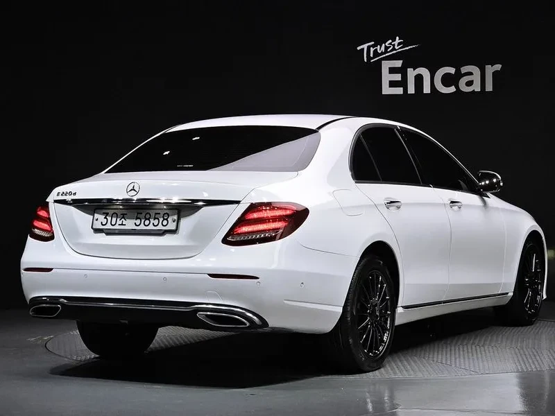 Mercedes-Benz E 220 D Avantgarde, снимка 2 - Автомобили и джипове - 55800666