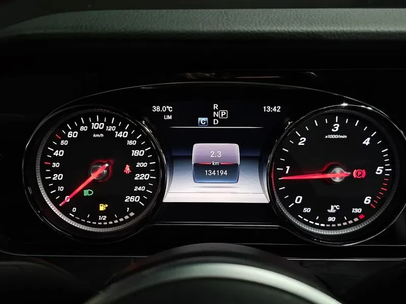 Mercedes-Benz E 220 D Avantgarde, снимка 8 - Автомобили и джипове - 55800666
