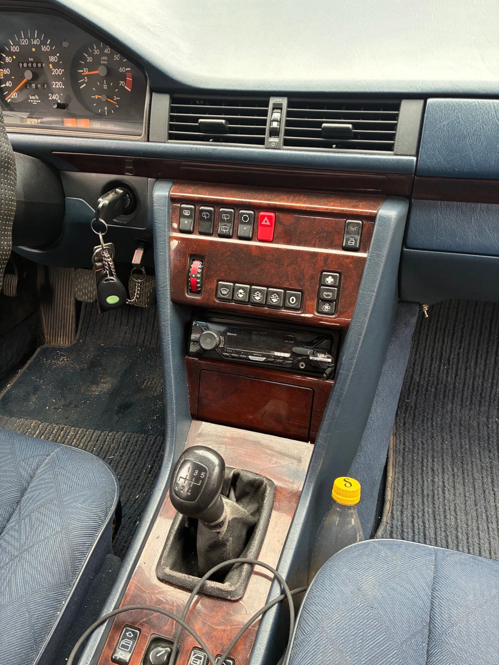 Mercedes-Benz E 200, снимка 16 - Автомобили и джипове - 54489980