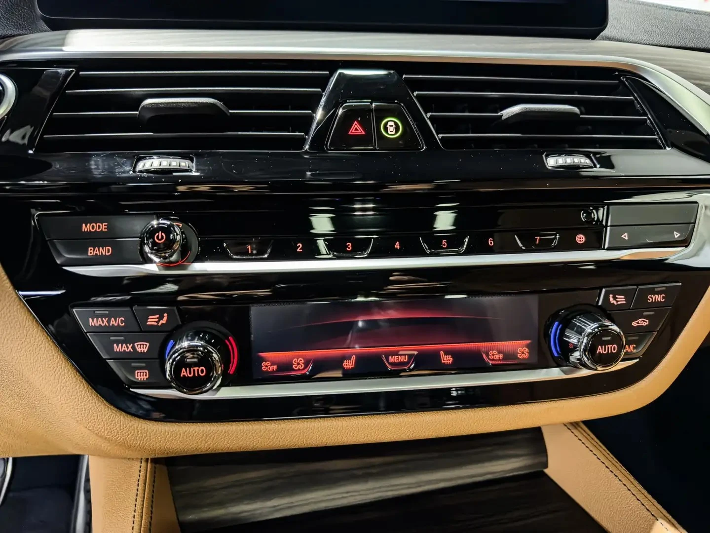 BMW 540 i / XDRIVE / M PKG / HARMAN / HEADUP / ПОДГРЕВИ , снимка 14 - Автомобили и джипове - 54781446