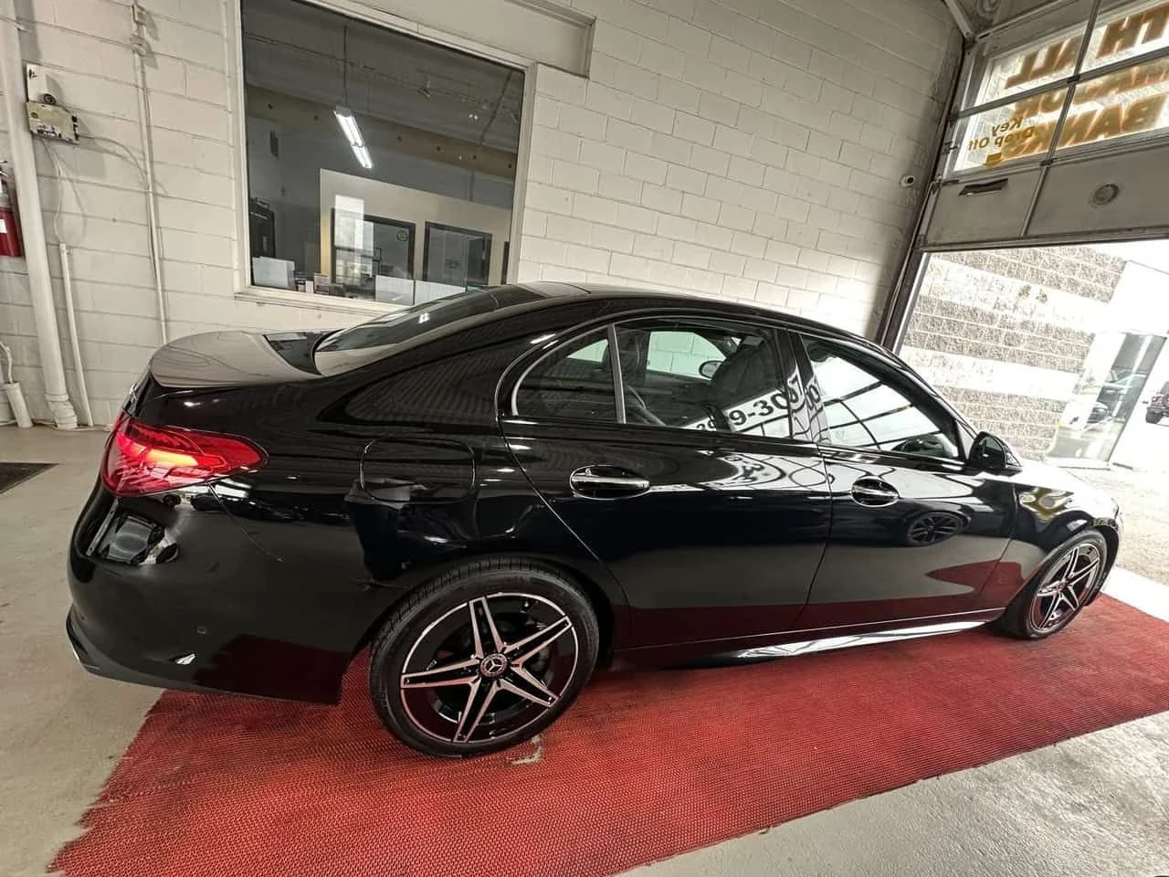 Mercedes-Benz C 300 4MATIC | ONE OWNER | AMG PACKAGE | 360 | CARFAX | Mobile.bg � ����������� 9
