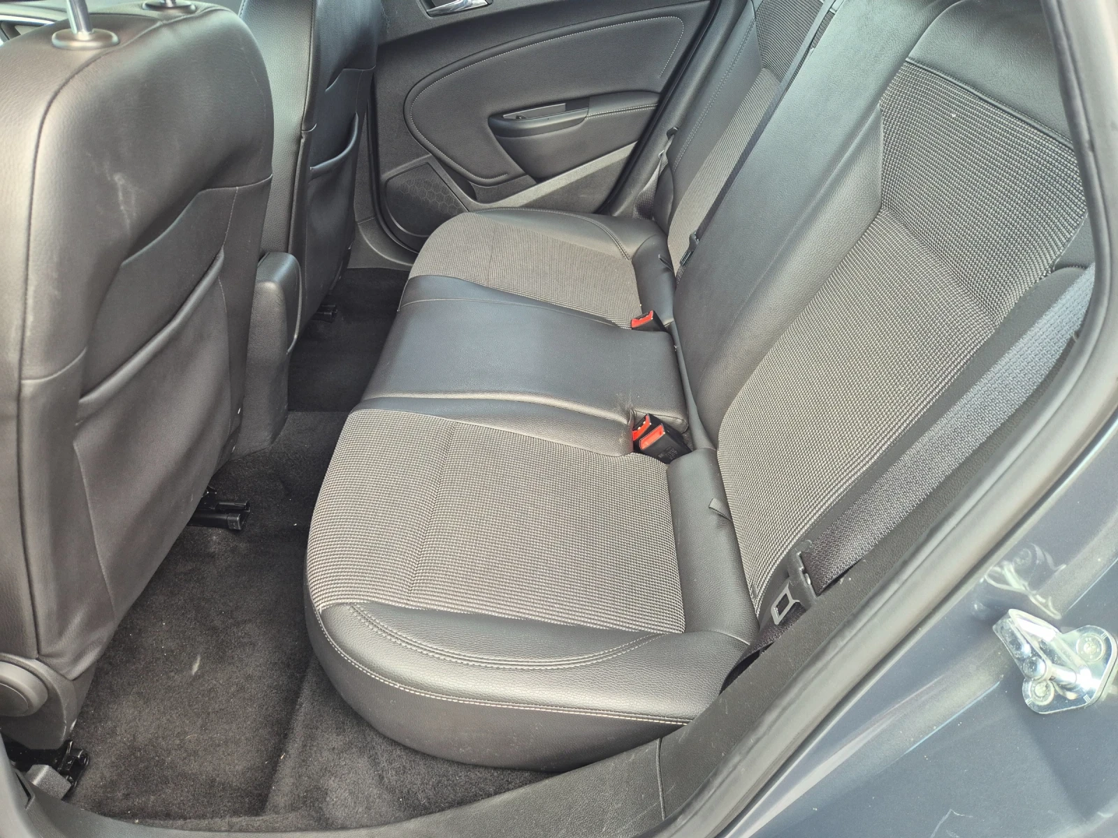 Opel Astra 1.7 CDTI, снимка 13 - Автомобили и джипове - 55440670