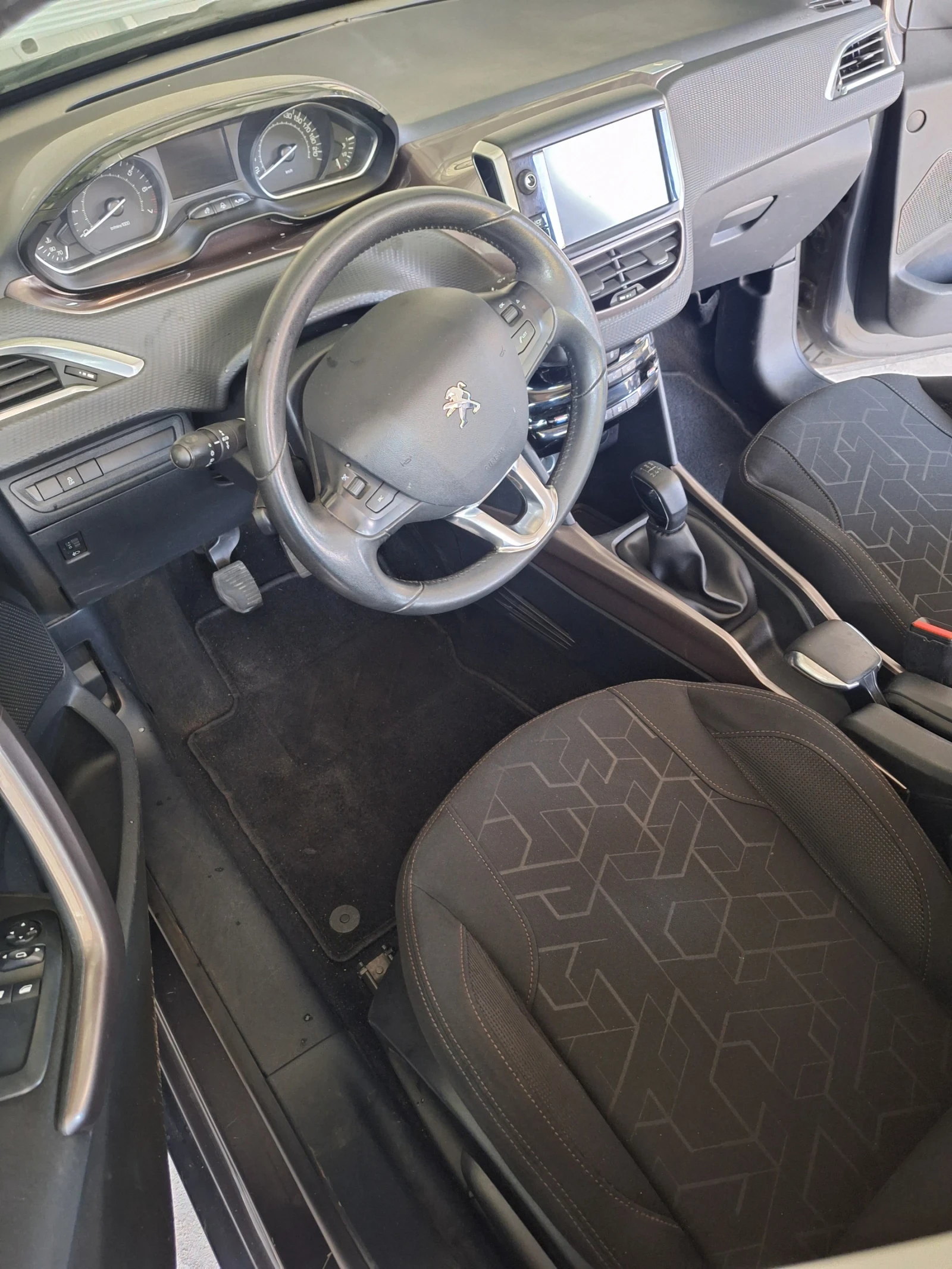 Peugeot 2008, снимка 12 - Автомобили и джипове - 55925328
