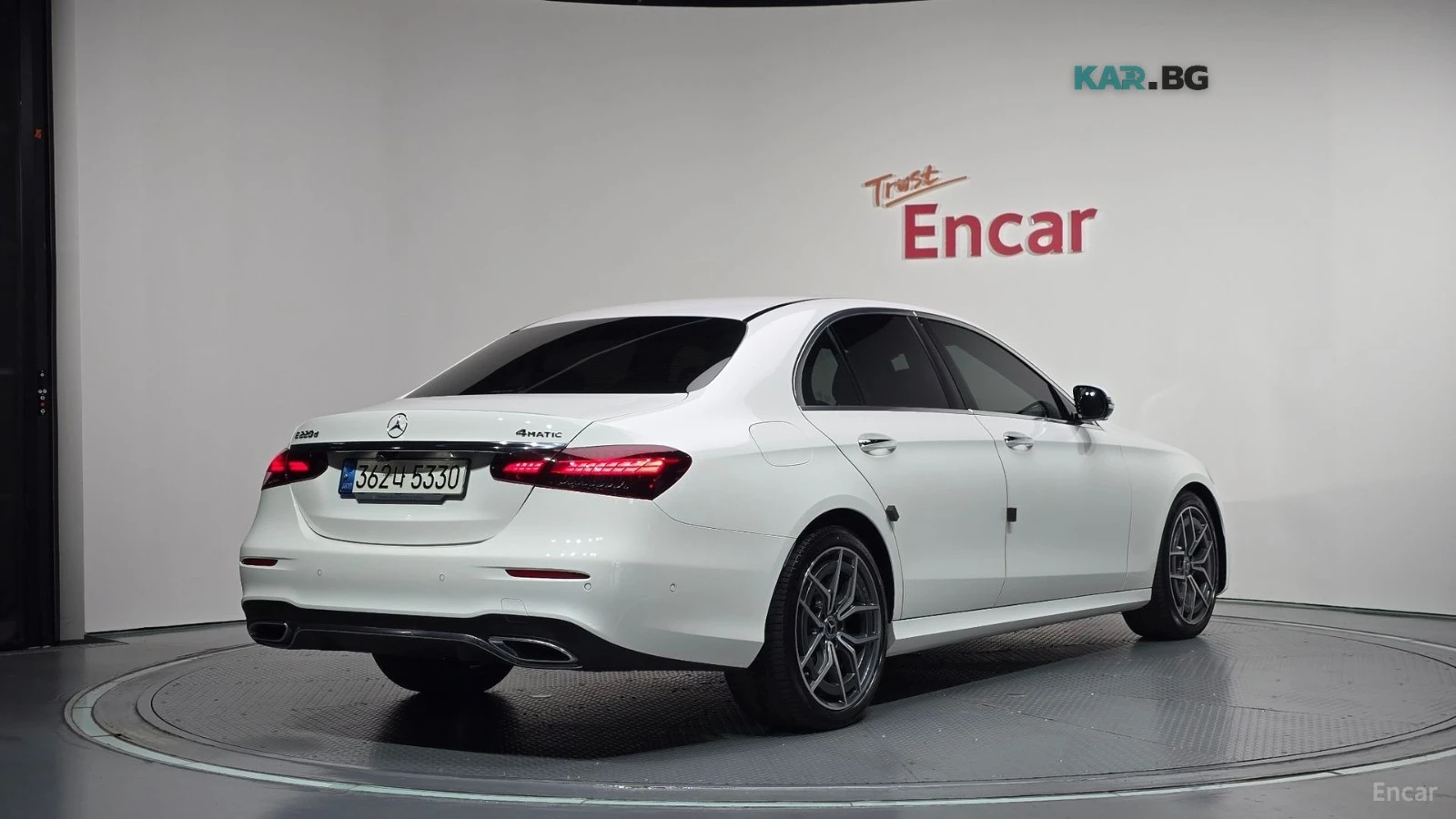Mercedes-Benz E 220 AMG* 4MATIC* HEADUP* ПАМЕТ* 360 КАМЕРА* , снимка 2 - Автомобили и джипове - 56070588