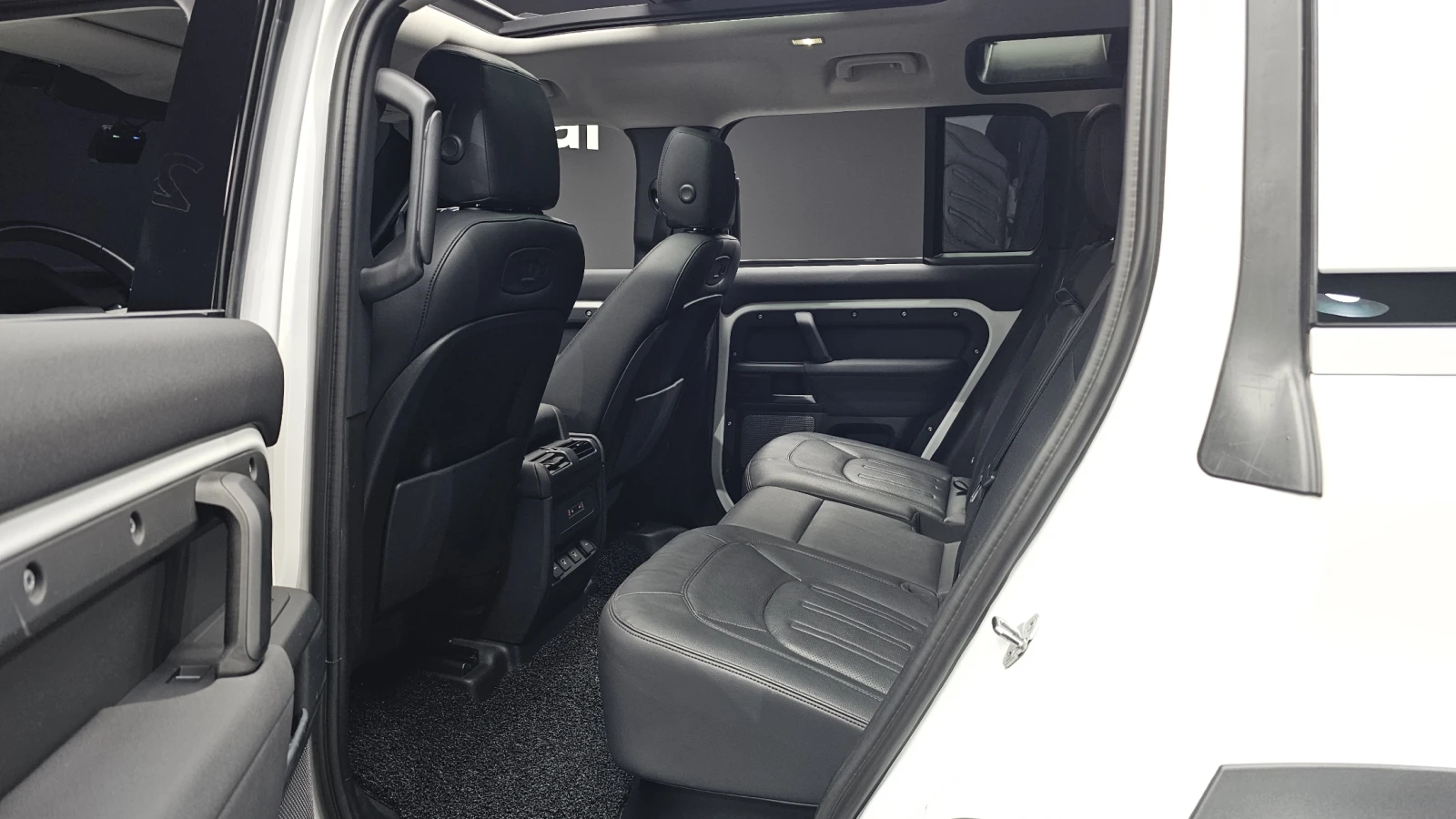 Land Rover Defender D250* HUD* BLIND SPOT* 360* ПОДГРЕВ ВОЛАН* КРАЙНА , снимка 11 - Автомобили и джипове - 55383901