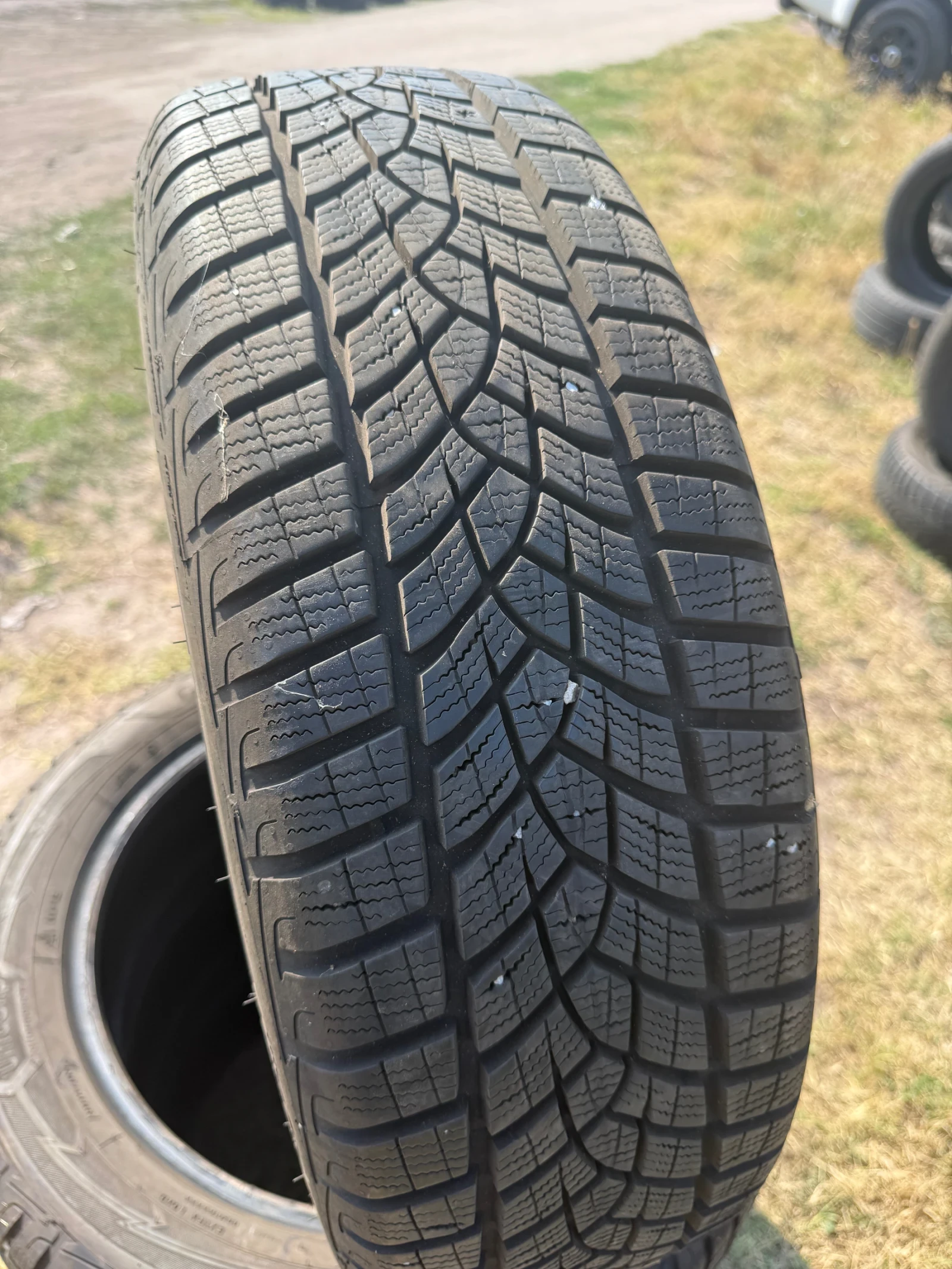 Гуми Зимни 195/60R18, снимка 2 - Гуми и джанти - 55337382