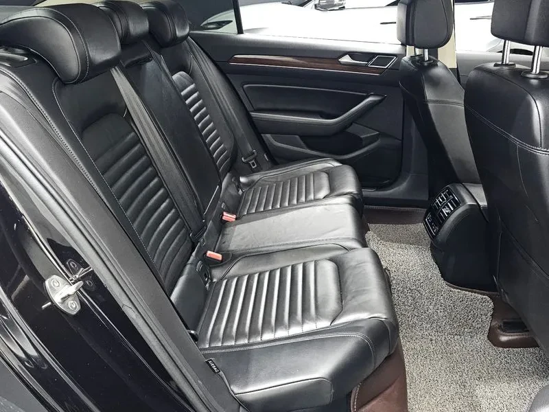 VW Passat 2.0 Tdi, снимка 11 - Автомобили и джипове - 55923112