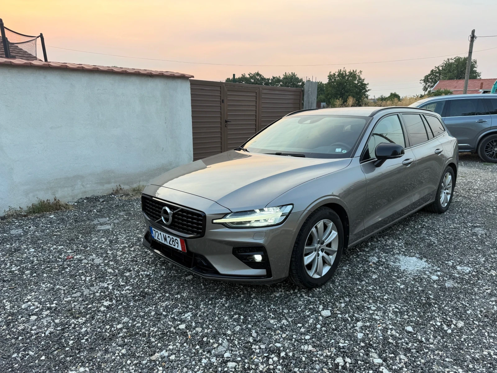 Volvo V60 B4 Mild Hybrid, снимка 1